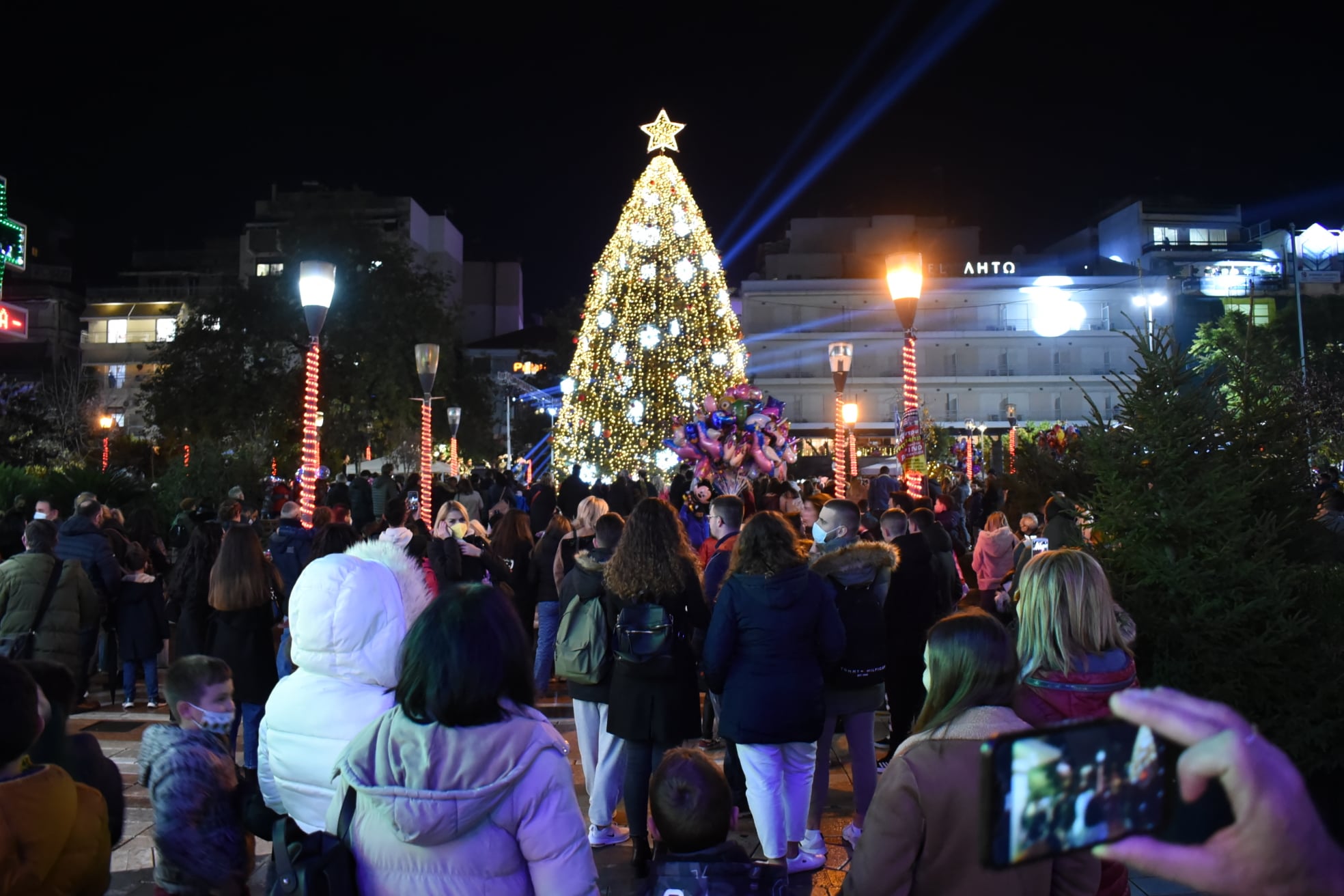 Γέμισε φως και μελωδίες το Αγρίνιο, φωταγωγήθηκε το χριστουγεννιάτικο δέντρο (βίντεο-φωτό)