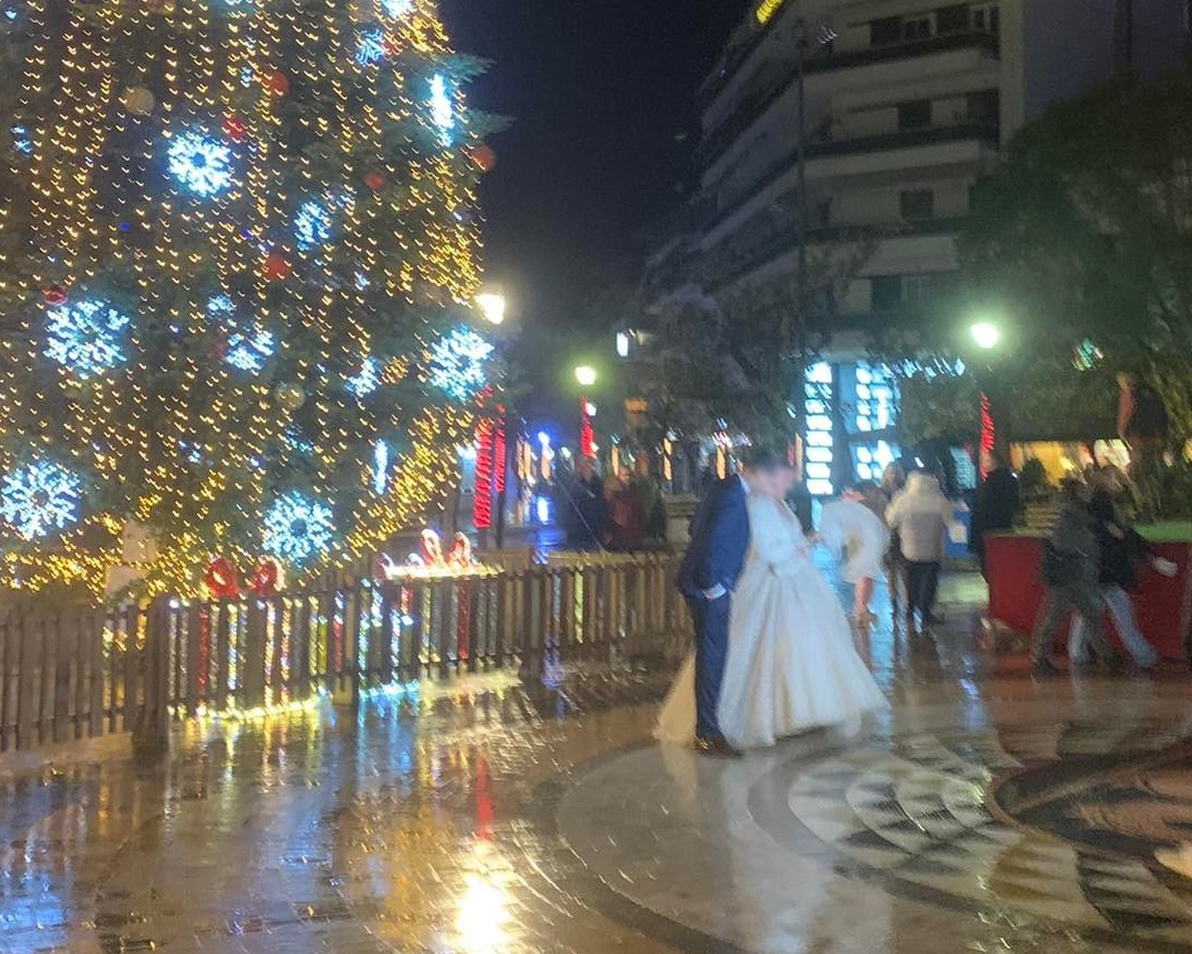 Αγρίνιο: «κλικ» στην πλατεία για νεόνυμφους με φόντο το χριστουγεννιάτικο δένδρο