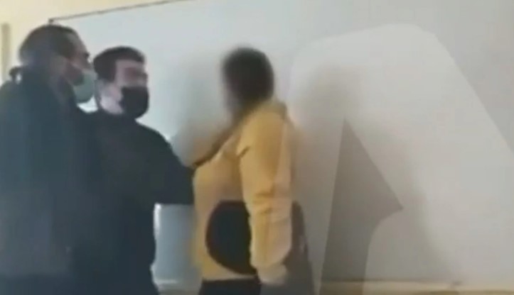 Εικόνες ντροπής σε ΕΠΑΛ της Αττικής: Καθηγητής χτύπησε μαθήτρια μέσα σε σχολική αίθουσα -βίντεο