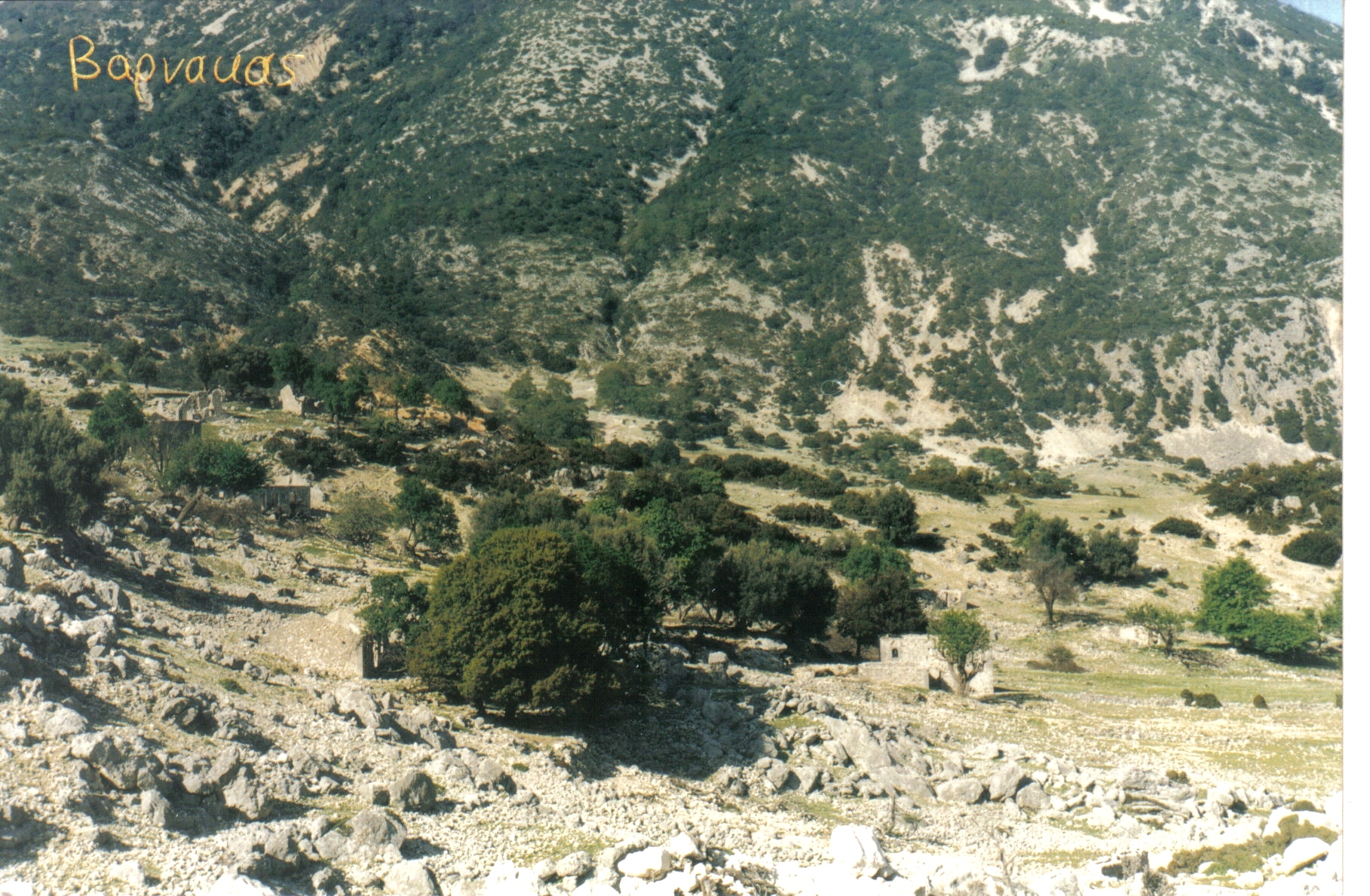 Ο ερειπωμένος Βάρνακας στις πλαγιές των Ακαρνανικών βουνών