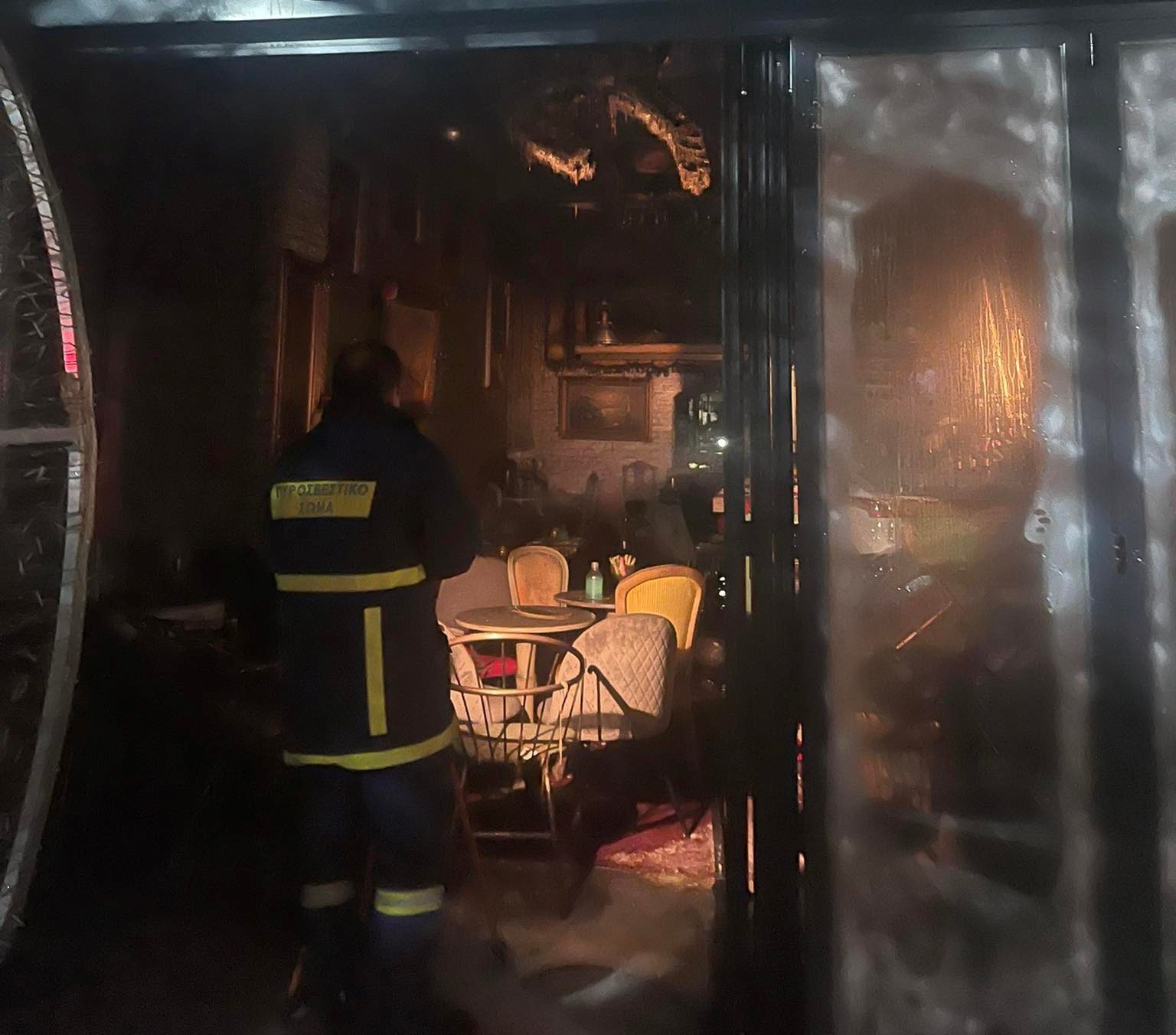 Ζημιές  από φωτιά σε κεντρικό μπαρ του Αγρινίου (βίντεο)