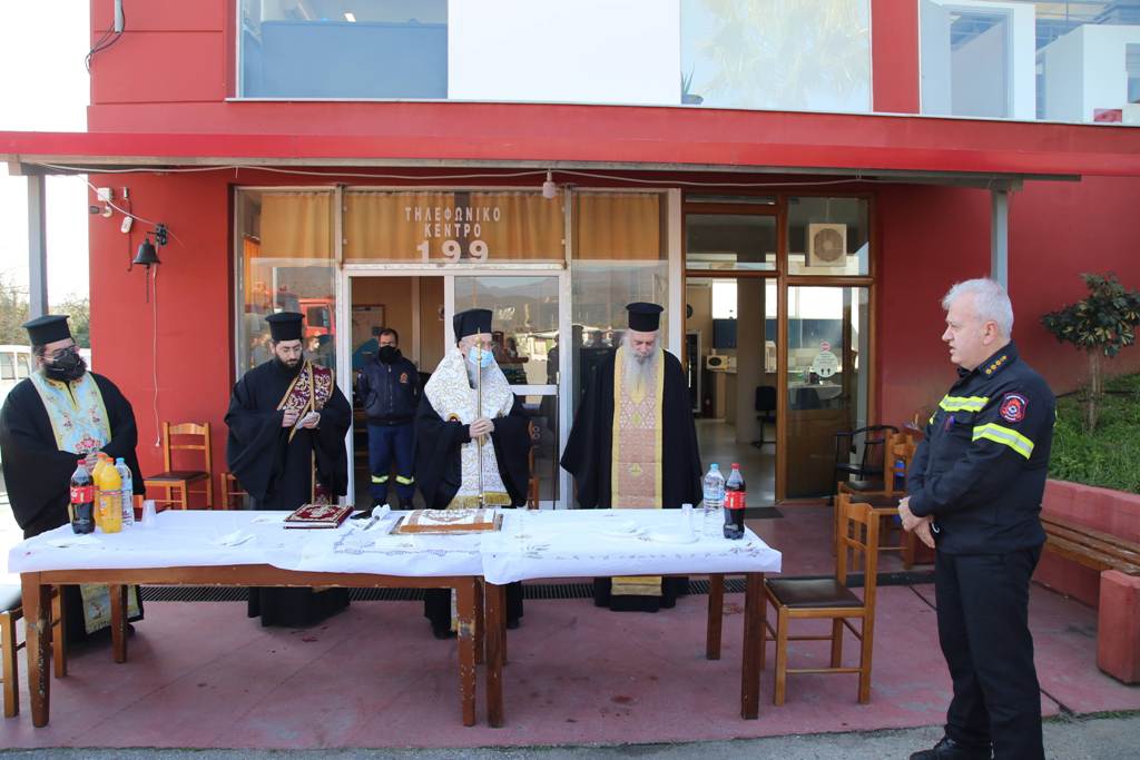 Μεσολόγγι: Επισκέψεις του Μητροπολίτη Ιερόθεου σε Πυροσβεστική και Διοικητήριο