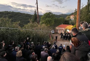 Συγκλονιστικές στιγμές στην πορεία του σκηνώματος του Μητροπολίτη Κοσμά για την τελευταία κατοικία-“Αγιος” φώναζαν οι πιστοί