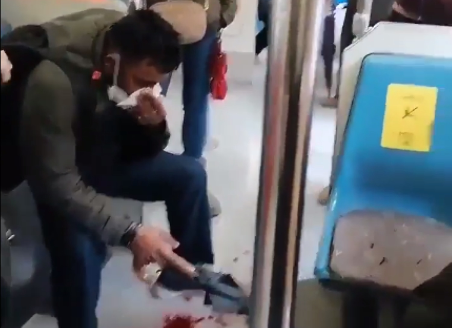 Ρατσιστική επίθεση σε βαγόνι του ΗΣΑΠ: Χτύπησε μετανάστη γιατί τον πείραζε το βλέμμα του- Σφοδρές αντιδράσεις (βίντεο)