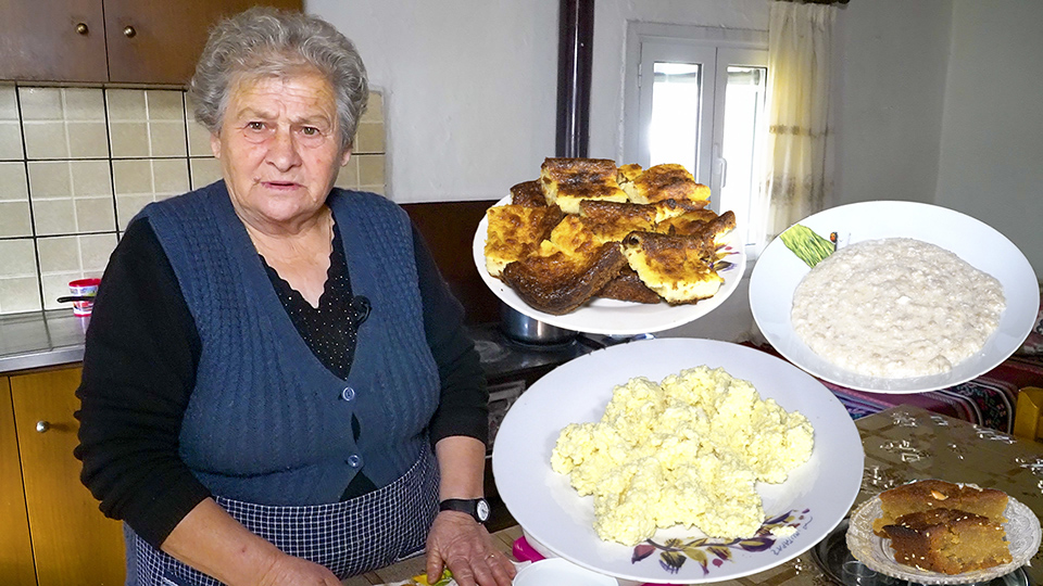 Η κυρα Σοφία στον Ορεινό Βάλτο παρουσιάζει το φαγητό των φτωχών: Κλωτσοτύρι με αυγά και τραχανά (βίντεο)