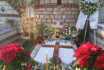 Πιστοί συρρέουν στον τάφο του μακαριστού Μητροπολίτη Κοσμά- Το «Άγιος» που δεσπόζει