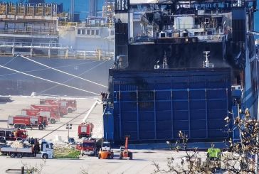 Euroferry Olympia: Μπαίνουν στο καμένο πλοίο οι πυροσβέστες- Τι επιχείρηση θα γίνει, αγνοούνται ακόμη έξι οδηγοί