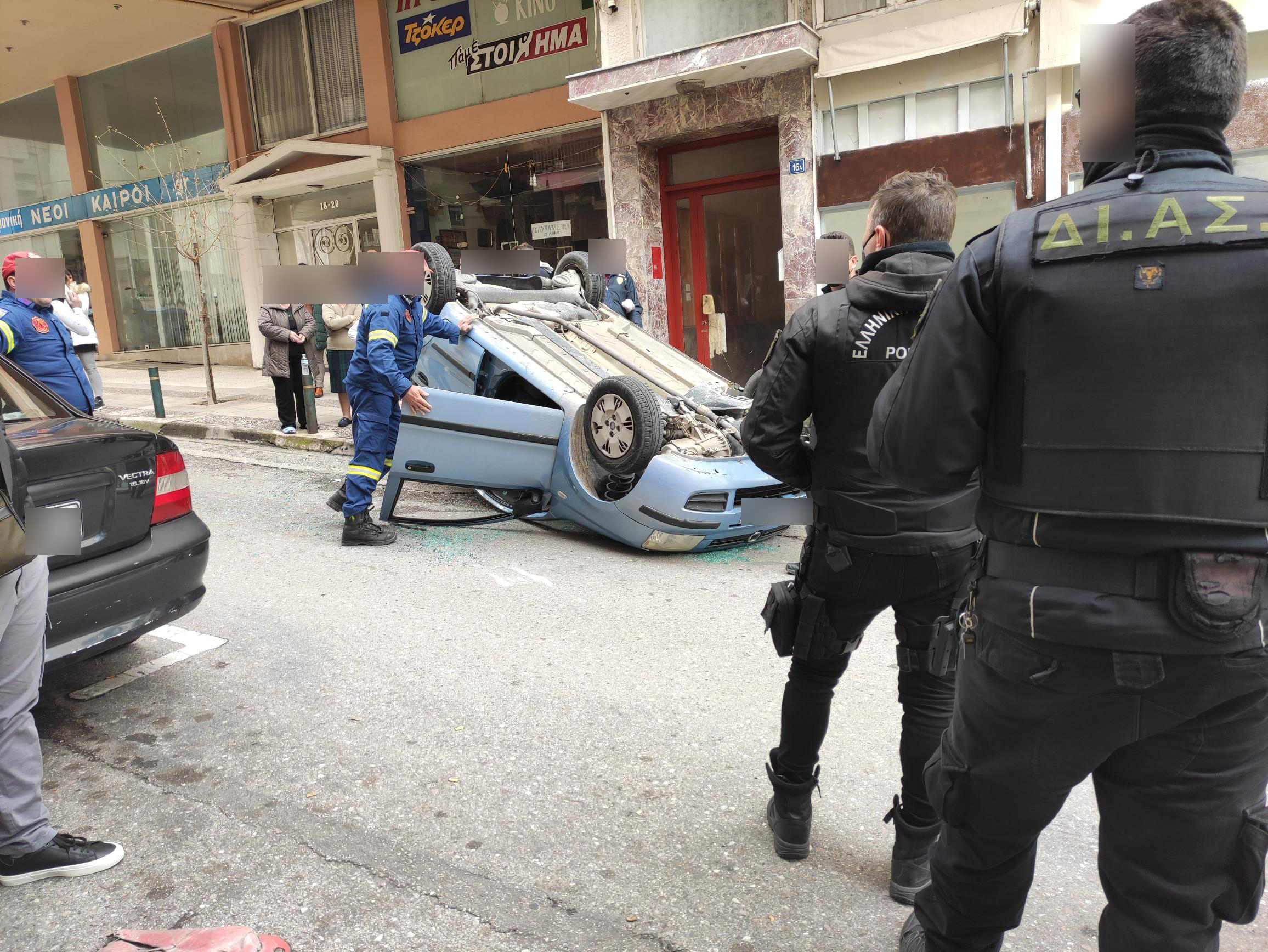 Αναστάτωση από σφοδρό τροχαίο στο κέντρο του Αγρινίου-τούμπαρε όχημα