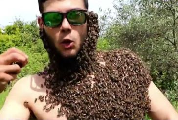 Aγρίνιο: 28χρονος μελισσοκόμος γίνεται viral με χιλιάδες μέλισσες να… «αγκαλιάζουν» το κορμί του (βιντεο)