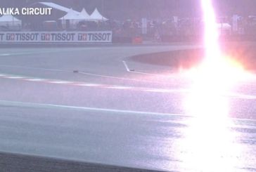 Κεραυνός έπεσε στη μέση της πίστας σε αγώνα του MotoGP (βίντεο)