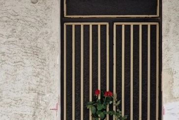 Πάτρα: Τρία κόκκινα τριαντάφυλλα για τα τρία νεκρά παιδιά στην πόρτα του σπιτιού…