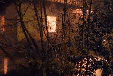 Αγρίνιο: στις φλόγες τη νύχτα εγκαταλελειμμένο σπίτι, δραματικές εικόνες (βίντεο-φωτό)