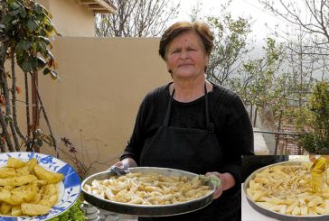 Σταμνά: Πατάτες λαδορίγανη στον ξυλόφουρνο της γιαγιάς Βούλας (βίντεο)
