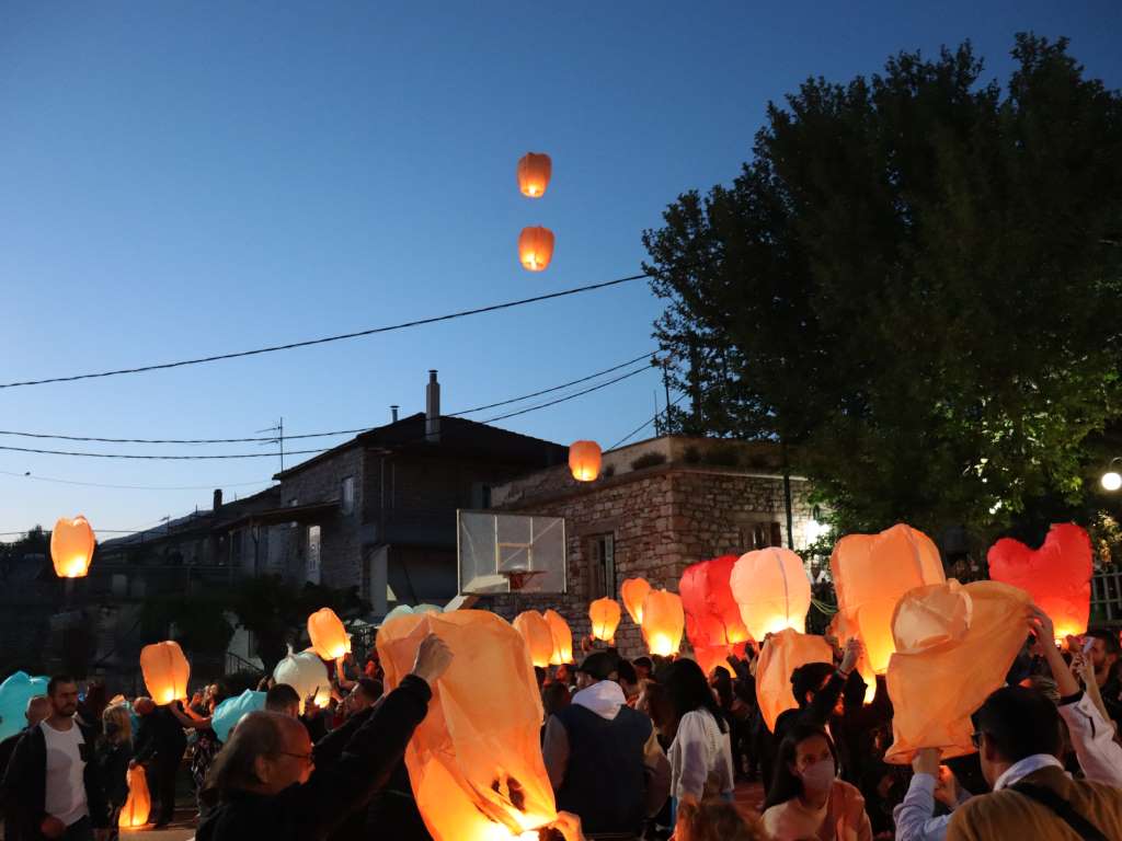 Άνω Μυρτιά Θέρμου: τα αερόστατα φώτισαν τον ουρανό της Τριχωνίδας