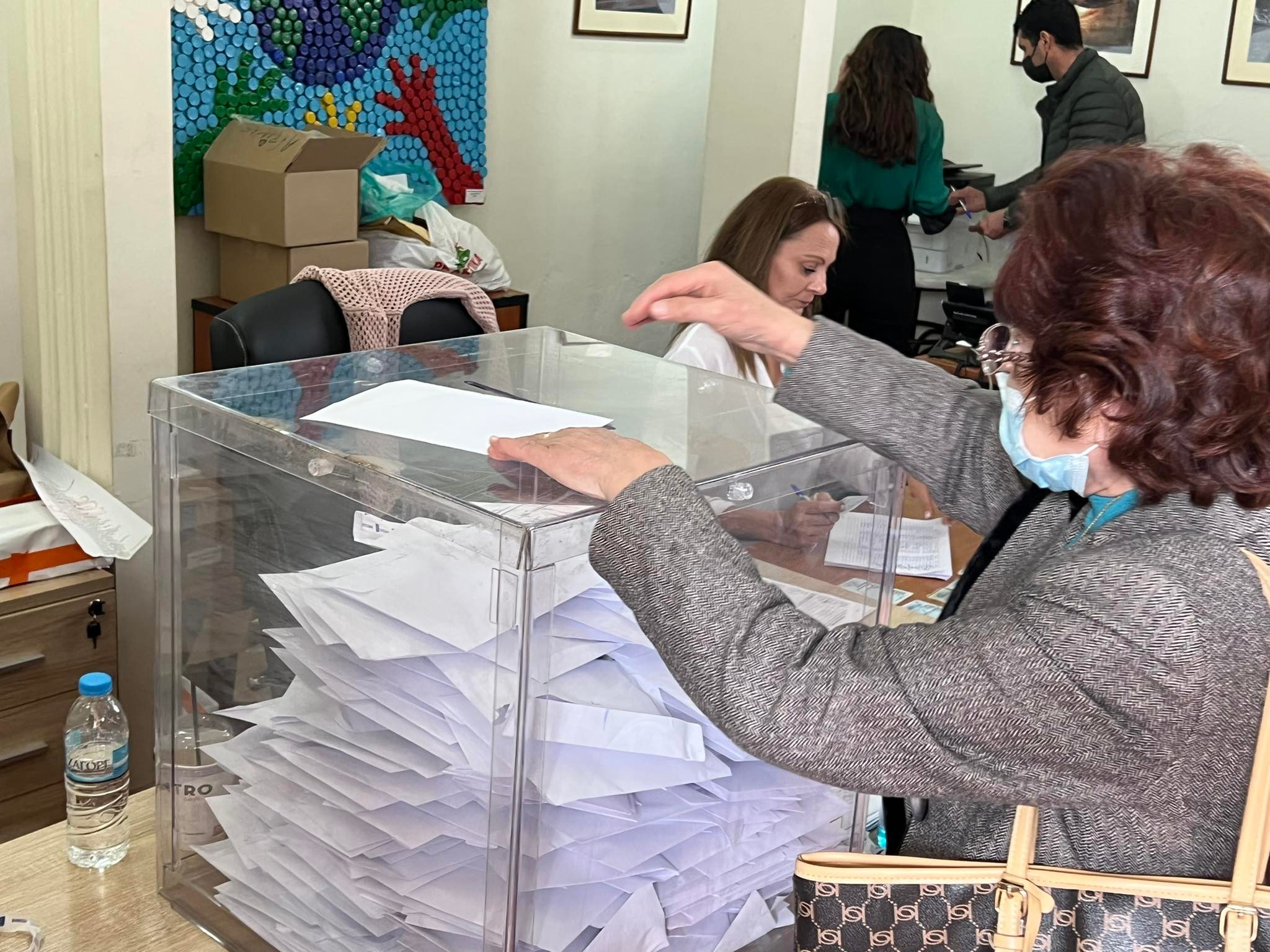 Εσωκομματικές εκλογές στο ΠΑΣΟΚ-ΚΙΝΑΛ: μεγάλη προσέλευση στις κάλπες του Αγρινίου