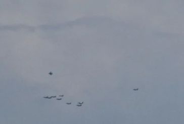 Πολεμικά αεροσκάφη σε εντυπωσιακό σχηματισμό βέλους πέταξαν πάνω από τη γέφυρα Ρίου-Αντιρρίου