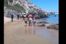 Ρόδος: Μετανάστες φτάνουν στην παραλία «Τσαμπίκα» και περνούν δίπλα από λουόμενους – Βίντεο