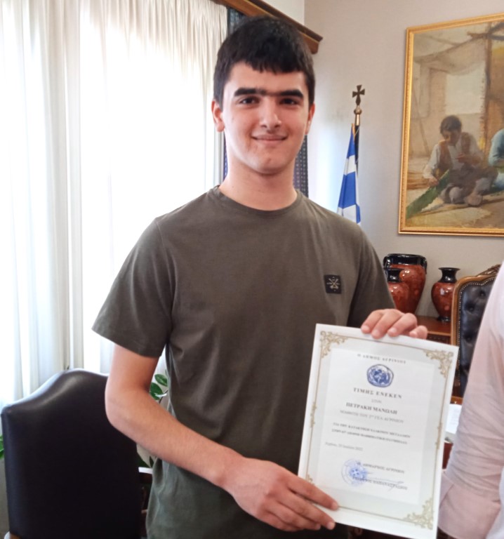 Εύσημα του Δημάρχου στον μαθητή Μανώλη Πετράκη: «Η επιτυχία σου είναι τιμή για το Αγρίνιο»
