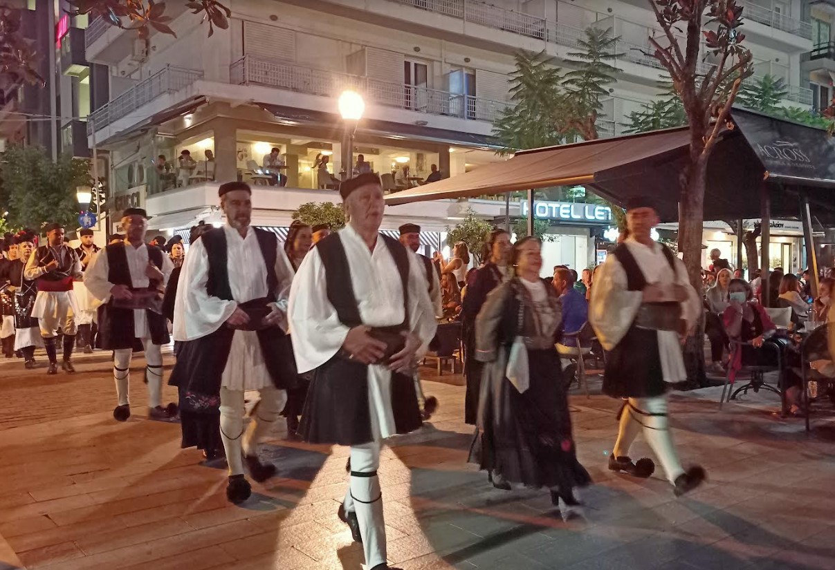 'Ωρα για χορούς στο Αγρίνιο (φωτό)